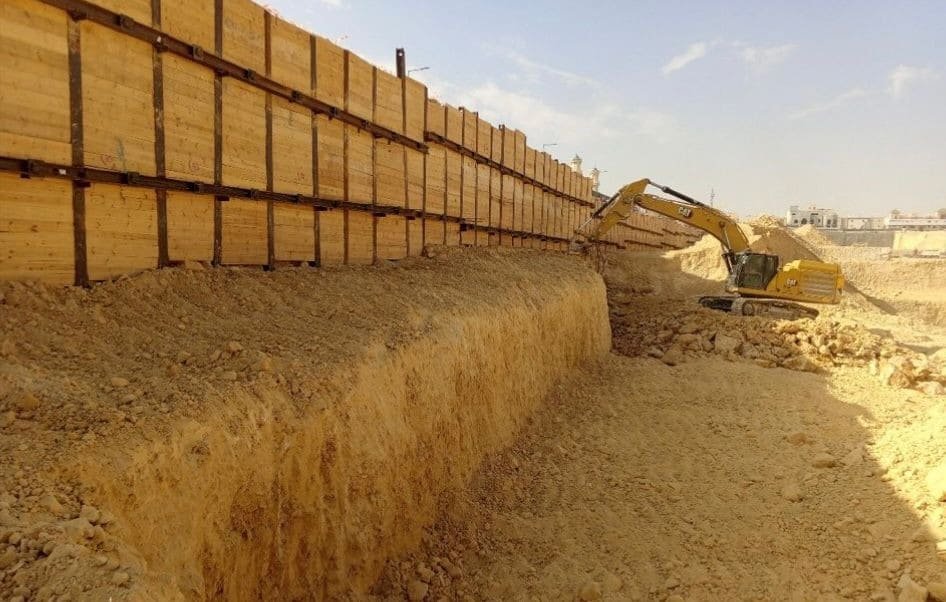 تفصيل هندسي دقيق لتقاطع كمرات التدعيم الحديدية والألواح الخرسانية مع تأريض وتثبيت الأساسات