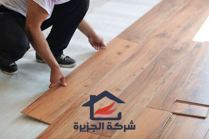 فني تركيب نعلات الباركيه الخشبية
